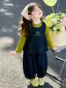 Conjunto de tres piezas de mezclilla con lunares para niñas de comercio exterior, otoño 2026, nuevo y elegante atuendo infantil, ropa infantil de moda para niñas, popular en internet