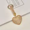 Llavero de aleación nuevo con incrustaciones de diamantes en forma de corazón, accesorio para bolso de mujer, accesorio para llavero de coche, venta al por mayor desde el fabricante
