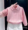 Estilo Coreano Niños 2026 Otoño Nueva Llegada Rosa Calado Bordado Suéter de Punto Pantalones Casuales Blancos para Niños Conjunto de Dos Piezas