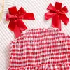 Conjunto de dos piezas para niña para exportación: top tipo camisola de verano a cuadros rojos y blancos con bordado floral y shorts de mezclilla