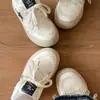 Zapatillas de entrenamiento alemanas de moda, elegantes y versátiles con estampado de estrellas para mujer, una nueva colección de otoño 2026 de zapatillas casuales blancas de nicho
