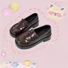 2026 Nueva Moda Otoñal Casual Cómodos Zapatos Cuadrados Pequeños de Punta Estilo Uniforme JK Tacón Alto Estilo Universitario Aumentadores de Altura Zapatos de Piel para Mujer