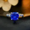 Anillo Abierto de Lujo de Gama Alta con Espinela Azul de 2 Quilates que Cambia de Color con Luz Fluorescente, Color Azul Cenizo, Bloqueador de Color, Forma Cojín, Nicho
