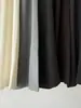 Estas calças de caimento solto e que afinam a silhueta são indispensáveis! Calça casual de alta qualidade, sob medida, de corte reto, com cintura alta e caimento fluido, feita de uma mistura de lã e acetato