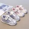 Zapatillas para niñas 2026 nuevas de malla transpirable suela blanda antideslizantes con velcro Hello Kitty lindas rosas versátiles ligeras