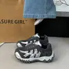 Sapatos de Caminhada Retro para Exterior Novos com Cadarço Outono Versátil Malha Respirável Solado Grosso Sapatos de Pai Tênis Esportivos Casuais Femininos