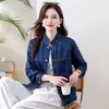 Foto real de jaqueta jeans curta feminina para primavera e outono, com gola alta, corte solto, estilo casual, peça de outer wear jeans fashion e moderna