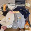 Pantalones jogger nuevos para niñas con forro de felpa, estampado de dibujos animados moderno, pantalones largos casuales y cómodos, pantalones de felpa para bebé para otoño e invierno