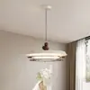 Lámpara de techo para dormitorio con veta de madera de nogal vintage, anillos circulares apilados retro, diseño creativo de alta gama, luz principal para dormitorio amigable con los ojos