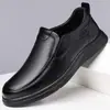 Sapatos masculinos casuais de couro legítimo de vaca, antiderrapantes, respiráveis, de meia-idade e idosos, com sola macia, calçados masculinos sem cadarço