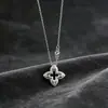 Colar com Pingente de Trevo Oco em Cobre Escovado, Corrente para Clavícula Estilo Francês de Luxo Leve, Design de Nicho com Toque de Alto Padrão