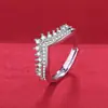Anillo de Diamante en Forma de V con Corona de Lujo Ligero Estilo Ins para Mujer Diseño de Nicho Elegante Versátil Regalo de Cumpleaños para Novia Venta Directa de Fábrica
