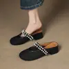 Novo Estilo de Verão 2025 Salto Grosso de 2,5cm Salto Baixo Estilo Férias Bico Fechado Slip-On Decoradas com Pérolas Estilo Fada Chinelos