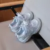 Zapatos de entrenamiento alemanes zapatos deportivos niños niñas nuevo estilo coreano Zapatos Argan primavera lazo nudo superficie de malla lindo caricatura zapatos para niños