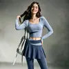 Conjunto Deportivo de Bloques de Color de Alto Valor para Mujer, Top de Manga Larga Ajustado de Cuello Redondo, Pantalones de Falda Plisada, Conjunto de Yoga y Fitness Sensation de Piel Desnuda