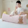 Almohada de Abrazo de Dibujos Animados Linda Vellón de Leche Alto Gramaje Tira Larga Especial para Dormir Niñas Funda Extraíble Lavable para Dormir de Lado Sujeción de Piernas
