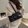 Bolsa feminina vintage estilo japonês em couro envernizado brilhante, bolsa de ombro média com decoração de rebites metálicos, bolsa tote versátil para o dia a dia