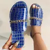 Chinelos Planos Grandes para Uso Externo Feminino 2025, Chinelos de Praia da Moda com Padrão de Crocodilo e Corrente para o Verão, Calçado Requintado para Uso Externo