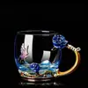 Vaso de cristal decorado con esmalte de rosa estilo europeo, una pieza creativa y decorativa para uso doméstico, perfecto como regalo del Día de San Valentín, una copa para servir bebidas o un vaso de agua