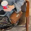 Bolsa Pequena de Textura de Luxo Feminina 2024 Nova Bolsa de Mão Simples Versátil Bolsa Quadrada Pequena Estilo Western Retrô Bolsa Transversal para o Dia a Dia
