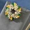 Broche de Flor Bauhinia Luxo de Alta Qualidade Cristal Esmeralda Acessórios Corsage Pinos Outono e Inverno para Mulheres Idosos Presente de Aniversário