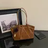Bolsa tote grande transfronteiriça para mulheres, novo estilo 2026, design casual e chique, adequada para o trajeto diário, uma bolsa de ombro única e fashion que pode ser carregada sob o braço