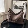 Bolso de Hombro Pequeño Nuevo Retro de Gamuza Otoño/Invierno 2025, Moderno y Casual, de Moda Este Año, Bolso Tote de un Solo Hombro para Debajo del Brazo