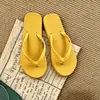Chanclas de Nuevo Estilo 2026 para Mujer, Sandalias de Dedo Simples de Color Sólido para Verano, Versátiles Zapatos de Playa Antideslizantes para Vacaciones en la Playa