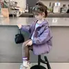 Jaqueta corta-vento infantil, nova e estilosa de outono 2026, blusa esportiva com capuz e acolchoada para outono e inverno de meninas pequenas