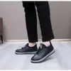 Nuevo estilo transfronterizo 2026, diseño minimalista, parte superior de cuero de alta calidad, botas de invierno con hebilla y cierre elástico, zapatos de algodón para hombre con forro grueso y afelpado