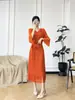 Vestido Miyake Europeu e Americano Transfronteiriço Novo Estilo Dourado com Carimbo Plus Size, Elegante da Moda com Mangas Morcego Soltas e Franjas