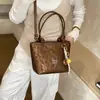 Bolsas de Diseñador de Nicho para Mujer 2026 Nuevo Versátil Simple Bolso de Mano para Viajes Diarios Hombro Único Cruzado Cubo Pequeño Cuadrado