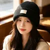 Gorro de tricô com etiqueta de couro simples estilo coreano para mulheres, outono e inverno, circunferência da cabeça grande, listra vertical, gorro com punho, chapéu de lã versátil para homens