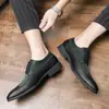 Sapatos Masculinos de Couro Esculpido Estilo Brogue, Estilo Britânico, Versáteis, Sapatos que Aumentam a Altura, Novo Modelo de Outono, Sapatos Masculinos Formais Casuais de Negócios