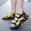 Sandálias Infantis Versáteis Estilo Popular Casuais de Verão Novo Estilo Alunos do Ensino Fundamental Esportivas Antiderrapantes Sapatos de Praia Meninos Bonitos Modernos Descolados