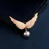Elegante Broche de Asa de Anjo Estilo Chanel, Broche de Pérola Exquisito de Alta Qualidade para Mulheres, Acessório de Pino com Design Único