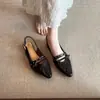Sandalias de punta cerrada con remaches estilo retro Chuyuji para mujer, planas con una sola correa de hebilla, parte trasera abierta, adecuadas para ir al trabajo, zapatos de suela blanda