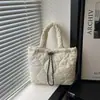 Bolsa de Ombro Bordada com Coração em Algodão Estilo Coreano para Mulheres, Grande Capacidade Nova Bolsa Tote com Cordão 2025, Bolsa de Balde Plissada
