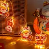 Fita de luz decorativa de Ano Novo interface USB lanternas pequenas cordão luminoso para pendurar estendido PP desenho animado Deus da Riqueza leão dançante decoração de atmosfera