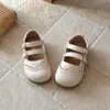 Sapatos Mary Jane Retrô Infantis 2026 Nova Coleção Primavera e Outono Sapatos Individuais para Meninas Sola Macia Tira com Fivela Dupla Bico Raso Sapatos de Couro Mocassins