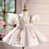 Vestido de princesa com mangas bufantes para meninas, cetim branco com apliques feitos à mão, adequado para o aniversário de um ano, disponível para dropshipping na Amazon