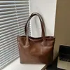 Bolsa Casual Macia de Macarrão Grande Capacidade Feminina 2024 Outono e Inverno Nova Bolsa de Ombro Estilo Ocidental Retrô Bolsa Tote Texturizada para o Dia a Dia