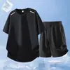 Conjunto Casual Esportivo Tendência Estilo Americano Novo, Marca Fashion para Homens e Mulheres, Conjunto de Duas Peças Simples e Estiloso com Blusa de Manga Curta e Shorts