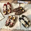 Zapatos de entrenamiento alemanes para mujer estilo uva que aumentan la altura, punta redonda, estampado de leopardo, plisado elástico, suela suave de aceite y cera, zapatillas deportivas casuales