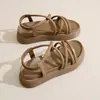 Sandálias para Mulheres Verão 2026 Nova Moda Versátil Casual Moda Tendência Macias Sola Grossa Sapatos para Férias na Praia para Combinar com Saias