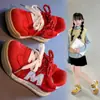 Tênis infantil 2026 primavera e outono novo modelo sapatos esportivos versáteis de sola macia para crianças tênis de treino alemão antiderrapante com estampa de letras da moda para meninos