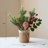Nuevo producto transfronterizo: Ramas artificiales de pino navideño con bayas rojas, árbol de Navidad pequeño, adornos de escritorio, decoraciones navideñas y accesorios decorativos para venta al por mayor