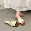 Chinelos Casuais Minimalistas da Moda para Mulheres Verão 2026 Sandálias Planas Antiderrapantes para Uso Externo Versáteis para o Dia a Dia