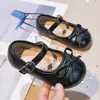 Sapatos de salto baixo estilosos para meninas, sapatos de princesa, nova coleção outono 2026, sapatilhas de sola macia, sapatos infantis, sapatos de couro para apresentações e ocasiões formais