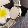Reloj de mujer con detalles dorados y nácar, esfera con incrustaciones de diamantes, correa de aleación, venta al por mayor directa de fábrica, disponible para dropshipping